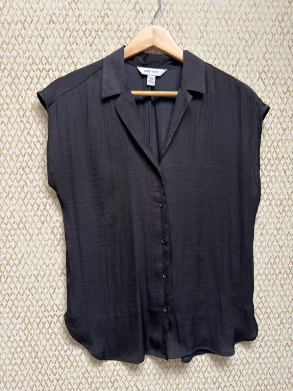 Nine West Black Sleeveless Button Down Shirt Blouse Minimal Chic XS - Picture 6 of 9